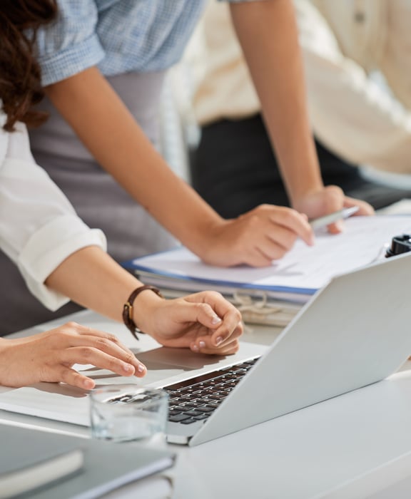 comprobacion-de-datos-en-la-computadora-portatil